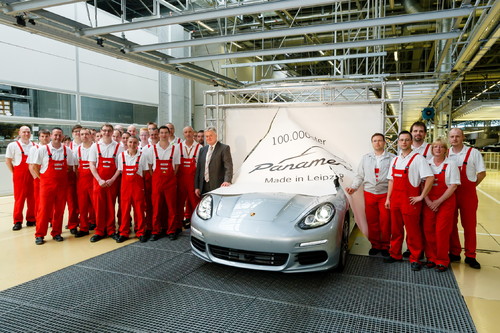Der 100 000 ste Porsche Panamera läuft in Leipzig vom Band. Siegfried Bülow und Werksmitarbeiter umringen das Fahrzeug.