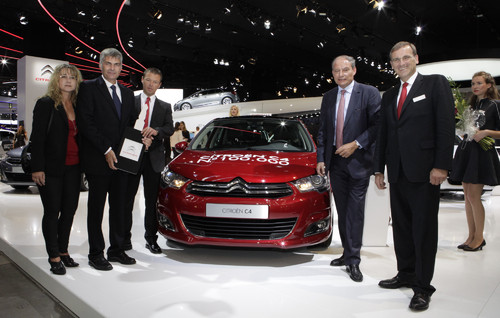 Der 100 000ste Citroën C4 geht nach Deutschland (v.l.): Manuela und Helmut Bobinger (Bobi’s Fahrschule), Andreas Siebelhoff (Geschäftsführer Autohaus Siebelhoff), Frédéric Banzet (Direktor Automobiles Citroën) und Peter Weis (Geschäftsführer Citroën Deutschland).