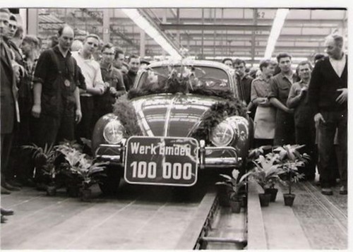 Der 100 000ste VW Käfer aus dem Werk Emden.