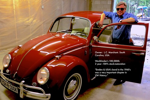 Der 100 000ste VW Käfer aus dem Werk Emden und sein Besitzer Larry Marchant.