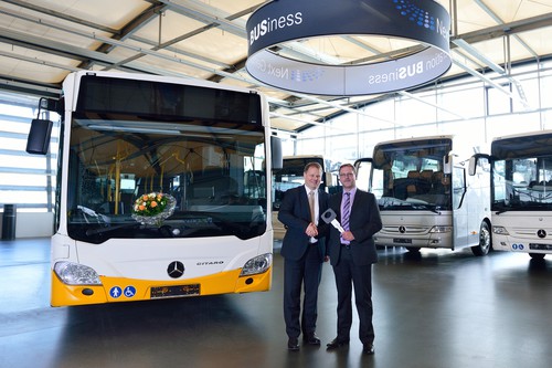Der 1000ste Mercedes-Benz Citaro Euro VI (von links): Ulrich Piotrowski, Verkaufsleiter Mercedes-Benz Omnibusse Region West, und Ralf Steinmetz, Geschäftsführer des Darmstädter Verkehrsunternehmens HEAG Mobibus.