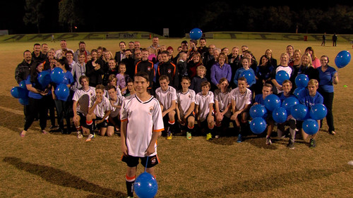 Der 14-jährigen Aidan aus Sydney vor seiner Fußballmannschaft.
