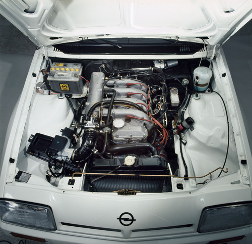 Der 144 PS starke 2,4-Liter-Vierzylindermotor mit Vierventiltechnik und zwei obenliegenden Nockenwellen des Opel Manta 400.