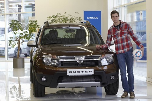 Der 19-jährige Student Simon van Nooy ist der Gewinner der „Tor des Jahres“-Verlosung. Sein Preis ist ein mahagoni-brauner Dacia Duster dCi 110 4x4 in der Top-Ausstattung „Prestige“.