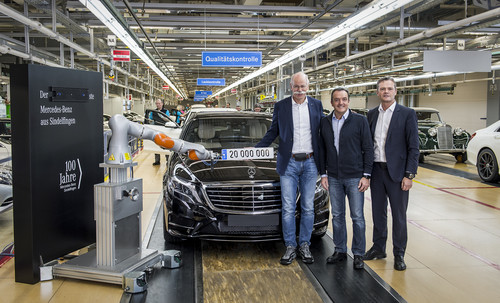 Der 20-millionste Mercedes-Benz aus Sindelfingen (v.l.): Daimler-Vorstandsvorsitzender Dr. Dieter Zetsche, Betriebsratsvorsitzender Ergun Lümali und Markus Schäfer, Mitglied des Bereichsvorstands Mercedes-Benz Cars.