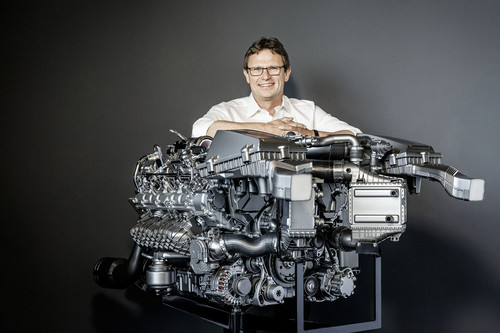 Der 4,0-LIter-V8 von AMG und Christian Enderle, Breichsleiter Entwicklung Motor & Triebstrang Mercedes-AMG.