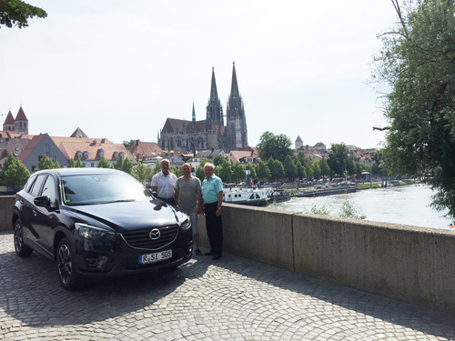 Der 50 000ste Mazda CX-5 in Deutschland (v.l.): Verkäufer Franz Schmidbauer, Kunde Heinrich Simbeck und Autohaus-Geschäftsführer Albert Schindlbeck.