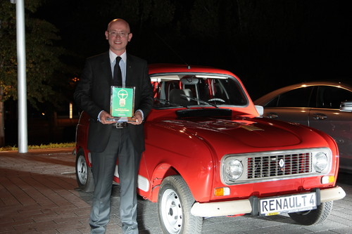 Der 50 Jahre alte R4 von Renault gewinnt das Goldene Klassik-Lenkrad 2011 in der Kategorie Kleinwagen und Kompakte. Den Preis nahm Patrick Fourniol, Vorstand Marketing der Renault Deutschland AG, entgegen.