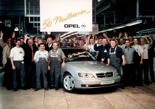 Der 50-millionste Opel: ein Omega aus dem Stammwerk in Rüsselsheim (2.12.1999).