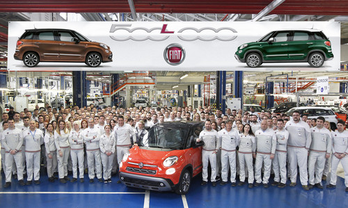 Der 500 000ste Fiat 500L und die Produktionsmannschaft.
