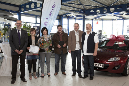 Der 900 000ste Mazda MX-5 wird feierlich übergeben (v. l.): Marketingdirektor Dino Damiano, Familie Beckers, Klaus Misch und Manfred Derichs (Autohaus Misch).