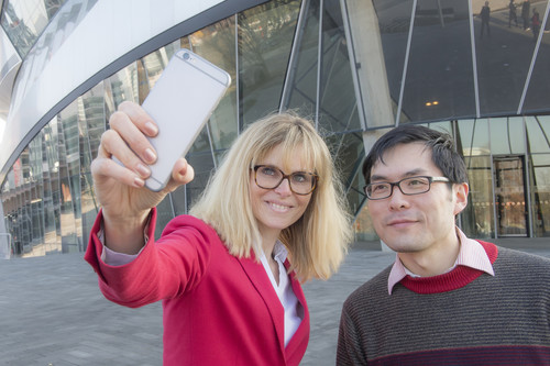 Der achtmillionste Besucher: Gemeinsam mit Museumsleiterin Monja Büdke machte He Dingding aus Hebei ein Selfie vor dem Mercedes-Benz-Museum. 