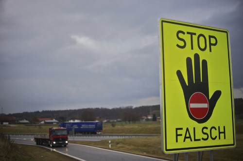 Der ADAC fordert, die gelben Warntafeln, die in Österreich zu weniger Geisterfahrern geführt haben, flächendeckend auch an deutschen Autobahnanschlussstellen anzubringen.