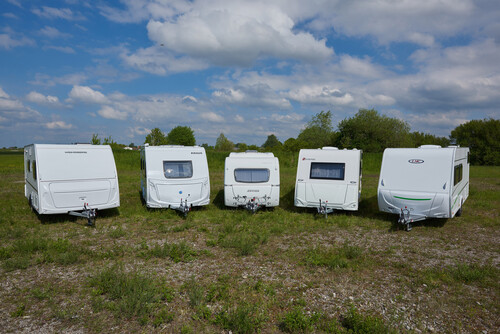 Der ADAC hat fünf Wohnwagen mit mindestens drei Schlafplätzen aus dem Modelljahr 2021 miteinander verglichen. 