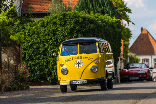 Der ADAC nimmt mit einem VW Transporter T 1 (Typ 23 Kombi) aus dem Jahr 1964 an der Olympia-Rallye teil und betreibt den Oldtimer mit e-Fuel.