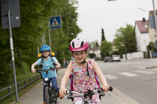 Der ADAC rät, beim Radfahren immer einen Helm zu tragen – das gilt natürlich auch für Erwachsene.