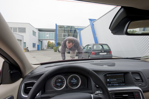 Der ADAC testete das Notbremssystem mit Fußgängererkenung von Volvo.