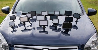 Der ADAC verglich acht günstige Navigationsgeräte mit acht teureren Modellen des jeweils selben Herstellers.