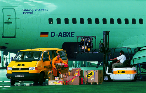 Der ADAC verschickt heute Ersatzteile in großen Mengen per Flugzeug und Kurier.