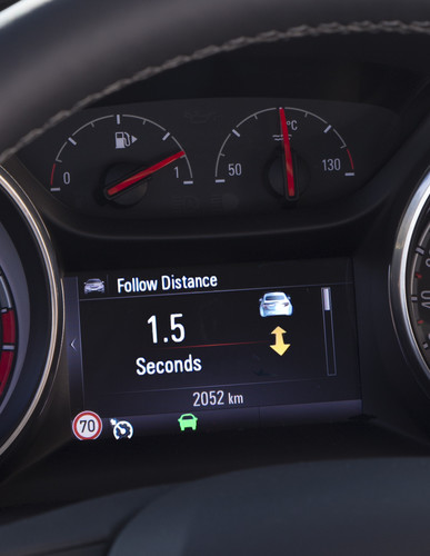 Der adaptive Tempomat im Opel Astra informiert den Fahrer auch über den Abstand zum vorausfahrenden Fahrzeug in Sekunden (engl. Version).