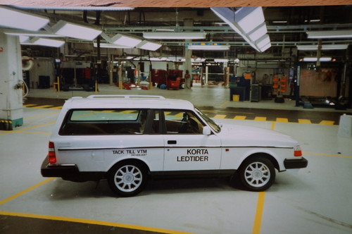 Der allerletzte Volvo 240 war eine kürzere Version, die als Dankeschön für die Leistungen der gesamten Produktionsmannschaft der Baureihe gefertigt wurde.