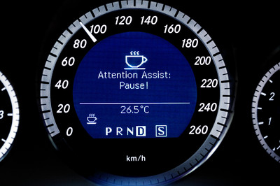 Der Attention Assist von Mercedes-Benz ist mit hochempfindlicher Sensorik ausgestattet, die erkennt, wenn die Aufmerksamkeit des Fahrers nachlässt.