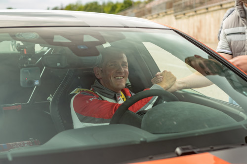 Der belgische Renn- und Entwicklungsfahrer Vincent Radermecke nach seiner Rekordrunde im Jaguar XE SV Project 8.