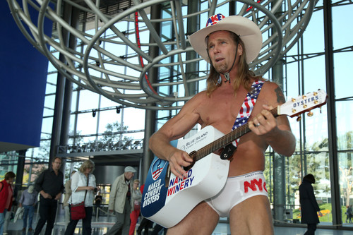 Der berühmte Naked Cowboy aus New York am Tag der Niedersachsen zu Gast in der Autostadt.