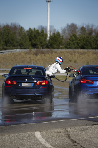 Der BMW M5 driftet sich ins Guinness-Buch der Rekorde (Betankung vom Begleitfahrzeug aus).