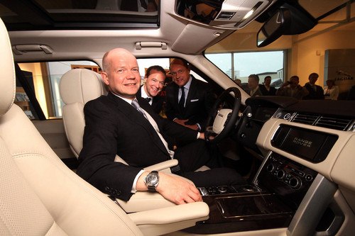 Der britische Außenminister William Hague nimmt im neuen Range Rover Platz.