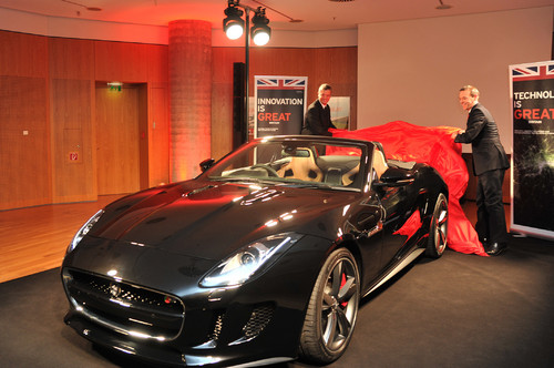 Der britische Botschafter Simon McDonald und der Geschäftsführer von Jaguar Land Rover Deutschland, Peter Modelhart (links).