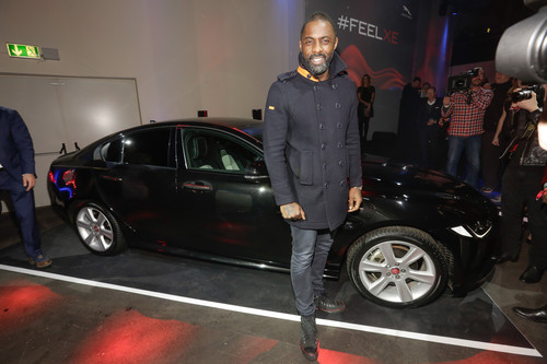 Der britische Schauspieler Idris Elba präsentiert den Jaguar XE in Berlin.
