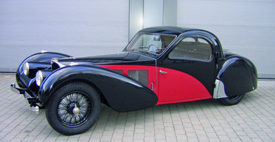 Der Bugatti 57 SC Atalante ist in dieser Karosserie-Ausführung weltweit einmalig. Der 3,3-Liter-Reihenachtzylinder-Kompressor ermöglicht eine Höchstgeschwindigkeit von 200 km/h.
