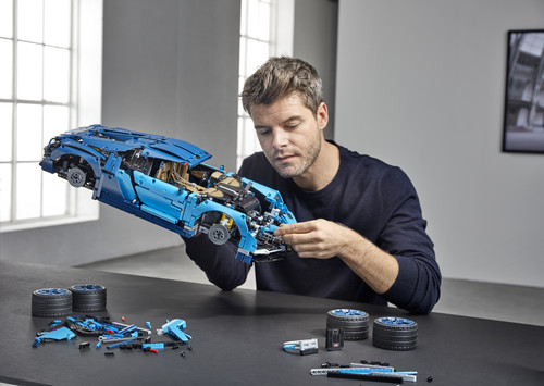 Der Bugatti Chiron von Lego Technic im Maßstab 1:8 besteht aus 3599 Teilen.