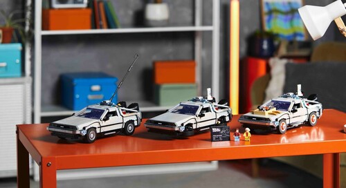 Der DeLorean aus „Zurück in die Zukunft“ in den drei Lego-Versionen.