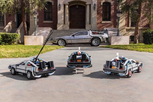 Der DeLorean aus „Zurück in die Zukunft“ in den drei Lego-Versionen.