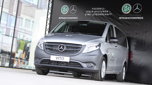 Der DFB und Mercedes-Benz haben zum zehnten Mal ihren Integrationspreis verliehen: Für die Sieger in den drei Kategorien gab es jeweils einen Mercedes-Benz Vito.
