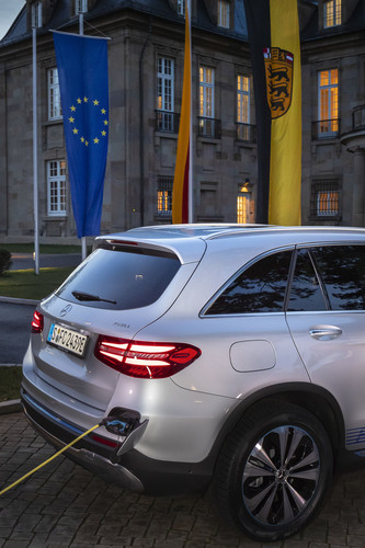 Der Dienstwagen von Ministerpräsident Winfried Kretschmann: Der Mercedes-Benz GLC F-Cell verfügt weltweit einmalig sowohl über Brennstoffzellen- als auch über Batterieantrieb mit Plug-in-Technologie.