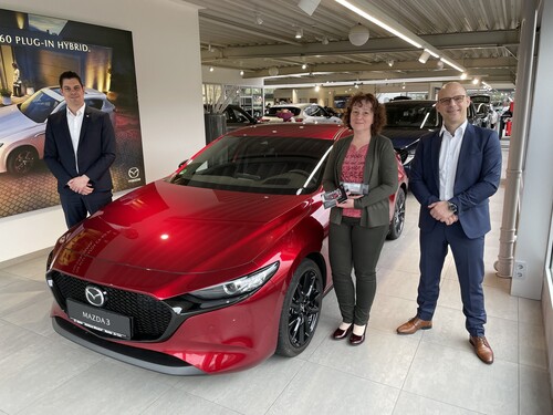 Der dreimillionste in Deutschland verkaufte Mazda: Vertriebsdirektor Felix Gebhart (links) übergab mit Michael Buch, Geschäftsführer des Autohauses Blendorf, den 3 e-Skyactiv an Ulrike Adam aus Herten.