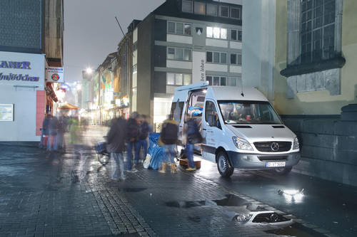 Der Düsseldorfer „Gute-Nacht-Bus“ steht Obdachlosen jede Nacht zwischen 22 und 1 Uhr als Anlaufstelle bereit.