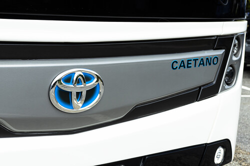 Der e-City Gold und der H2 City Gold von Caetano tragen das Toyota-Markenemblem.