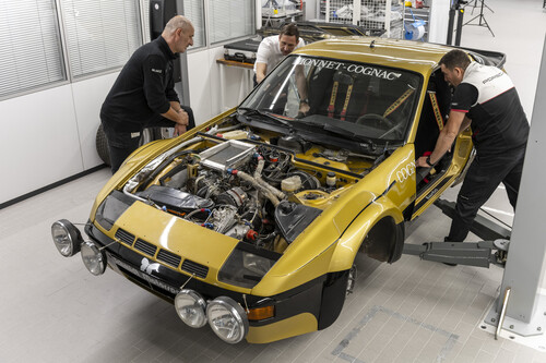 Der ehemalige Mitarbeiter Roland Kussmaul (links) unterstützte die Wiederinbetriebnahme des Porsche 924 Carrera GTS Rallye von 1981.