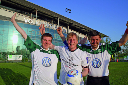 Der ehemalige Profi-Fußballer Roy Präger (Bildmitte) unterstützt als Sportpate die 1. Niedersächsischen Special Olympics.