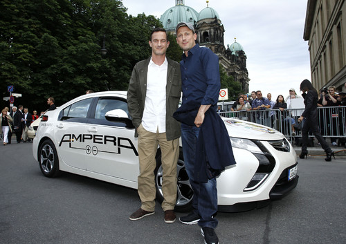 Der elektrische Opel Ampera, begeisterte beim ZDF-Sommertreff viele Prominente aus Politik, Sport und Showbiz. Im Bild Schauspieler Soenke Moehring und Wotan Wilke Moehring.
