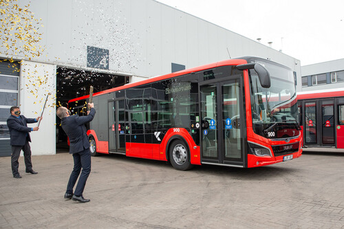 Der erste der bestellten 100 MAN Lion's City Efficient Hybrid für Litauen wurde bereits im Herbst übergeben und ist seitdem im Linieneinsatz. Die restlichen 99 Fahrzeuge sollen bis Mitte 2021 an „Kauno autobusai“ ausgeliefert werden.
