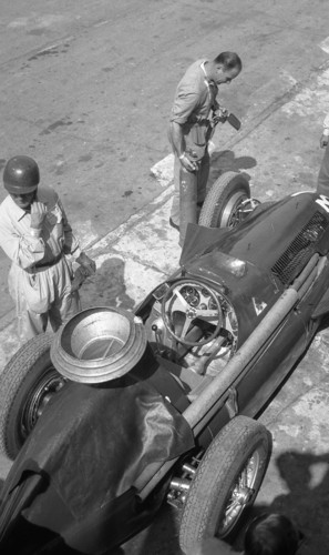 Der erste Formel-1-Weltmeister Giuseppe Farina und sein Alfa Romeo Tipo 159 Alfetta (1951).