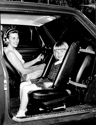 Der erste Kindersitz, der jemals an einen Kunden verkauft wurde, war ein drehbarer Beifahrersitz. Dank einer speziell gepolsterten Rückenlehne bot er optimalen Halt für Kinder in rückwärts gerichteter Position. Die als Zubehör erhältliche Option war zunächst für den Volvo Amazon erhältlich. 