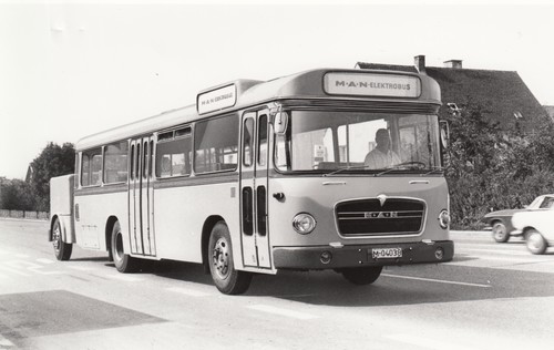 Der erste MAN-Elektrobus 750 HO-M10 E (1971–1974) konnte 99 Fahrgäste befördern und hatte eine Reichweite von 50 Kilometern.