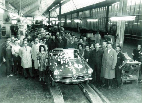 Der erste NSU Wankel Spider verlässt das Fließband und wird von den Beschäftigten im Werk Neckarsulm gefeiert (1964).