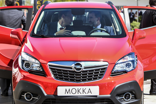 Der erste Opel Mokka aus Saragossa (links Finanzvorstand Michael Lohscheller, rechts König Felipe VI.).